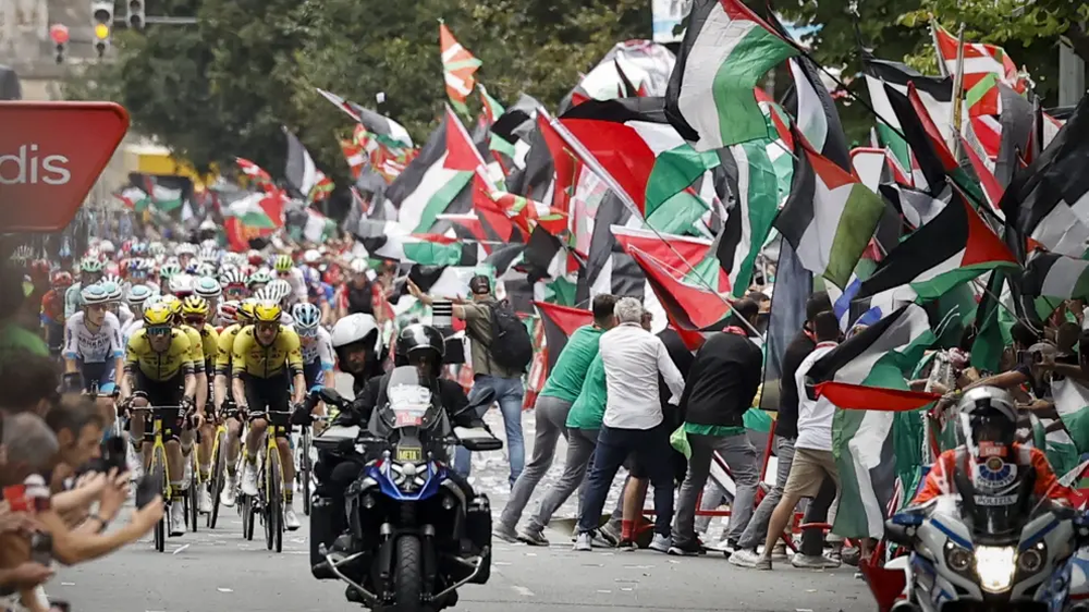 Manifestantes pro islámicos detienen la etapa final de la Vuelta de España, en Bilbao.
