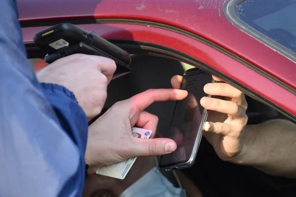 Al ingresar la Policía registra el código QR con el que puede ingresar cada espectador