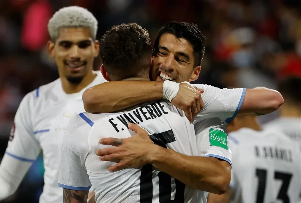 Luis Suárez y Federico Valverde celebran el 2-0 de Uruguay ante Chile