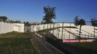 Al fondo el portón gris por donde salieron los hinchas de Danubio