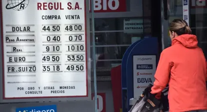 El dólar sube y llega a ofrecerse a $ 48 en los cambios para la venta