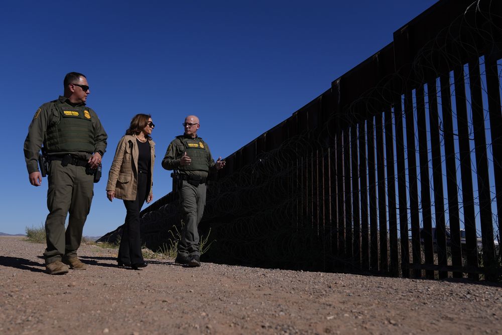 Kamala Harris viaj&oacute; a Douglas, Arizona, para visitar la frontera con M&eacute;xico