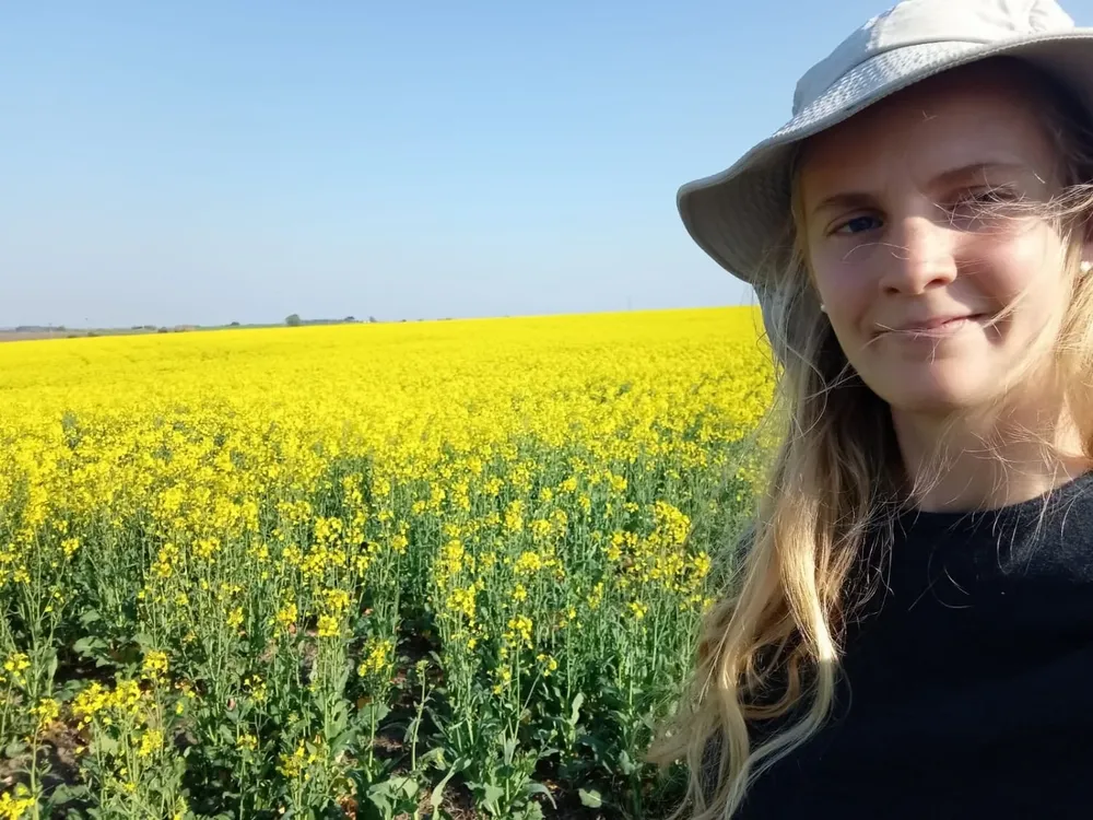 Micaela recorre chacras en Colonia y San José revisando el cultivo de colza.
