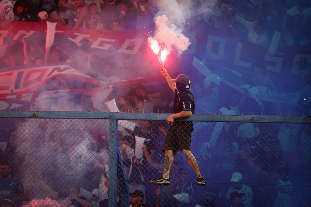 Los hinchas de Nacional encienden bengalas y se suben al tejido minutos antes del inicio del partido