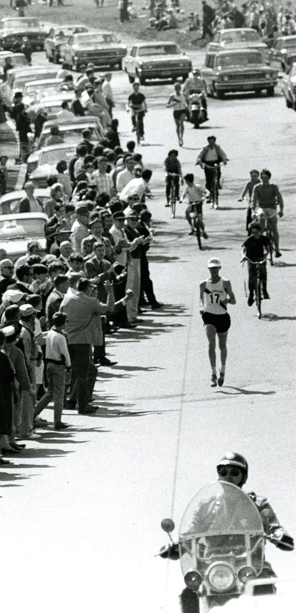 Burfoot rumbo a su triunfo en el maratón de Boston de 1968.