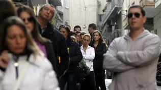 Desocupados hacen fila para encontrar trabajo