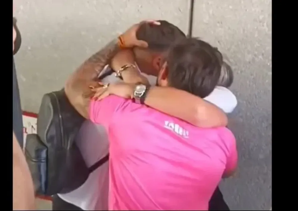 El abrazo de Giovanni González con su familia