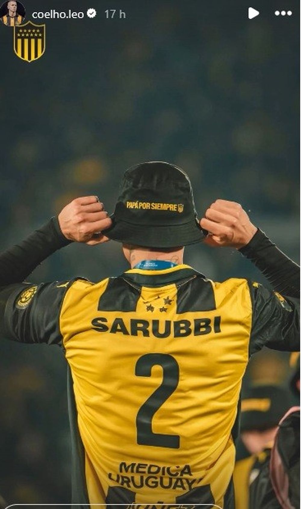 L&eacute;o Coelho festej&oacute; desde Brasil el triunfo de Pe&ntilde;arol ante Nacional en el Gran Parque Central por el Torneo Apertura con un gorro que dice "pap&aacute; por siempre"