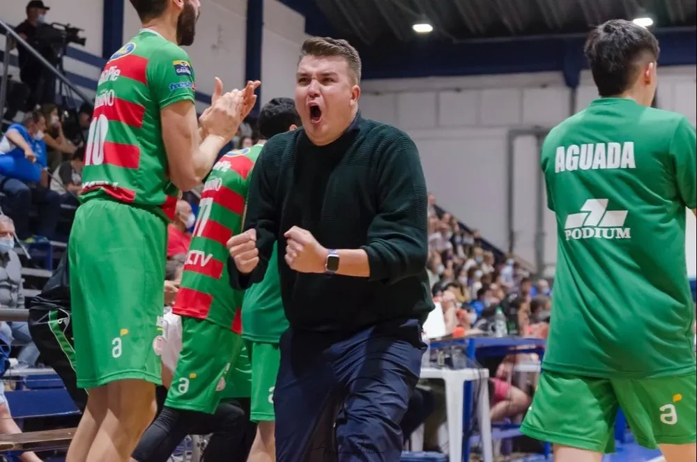 Aguada le ganó muy bien a Peñarol por la Liga Uruguaya de Básquetbol; Daniel Seoane, el técnico festeja