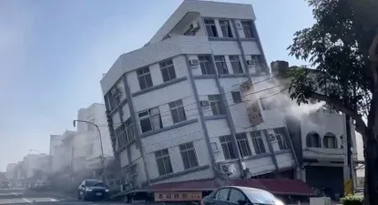 Un edificio comercial quedó a medio caer en la avenida Xuanyuan, ciudad de Hualien (Taiwán)