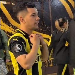 Leonardo Fernández intercambió en los vestuarios su camiseta con el colombiano Duván Vergara de Racing Leonardo Fernández intercambió en los vestuarios su camiseta con el colombiano Duván Vergara de Racing