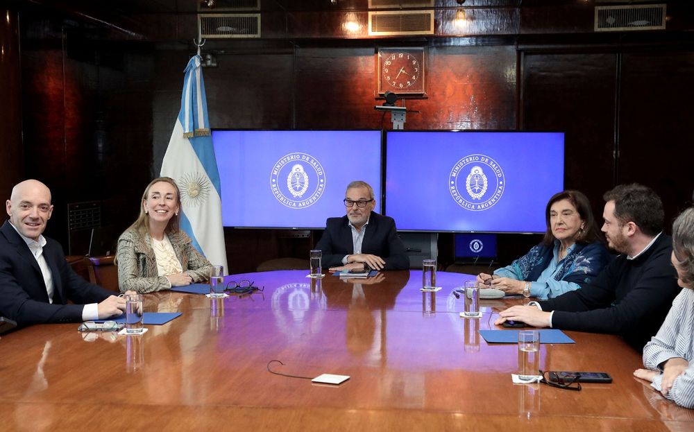 El ministro Mario Russo y el equipo que lo acompaña en el diseño e implementación de la estrategia contra el dengue en todo el país para la temporada 2024-2025: Leonardo Busso, secretario de Calidad en Salud, la infectóloga Ángela Gentile, presidenta de la Conain; Eva Llopis, representante de OPS/OMS en Argentina y Andres Scarsi, secretario de Acceso y Equidad en Salud