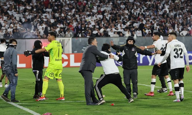 Jugadores de Colo Colo con los hinchas que entraron a la cancha