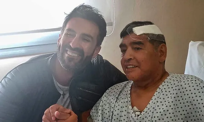Diego Maradona junto a su médico Leopoldo Luque después de la operación de principios de noviembre