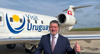 Ignacio Curbelo, director general de Secretaría del Ministerio de Turismo, posa junto al avión de Paranair que viaja de Montevideo a Salto