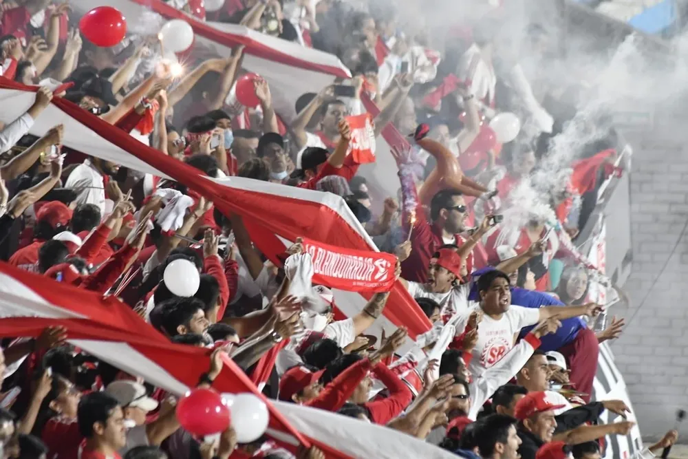 Somos locales otra vez cantó Perú