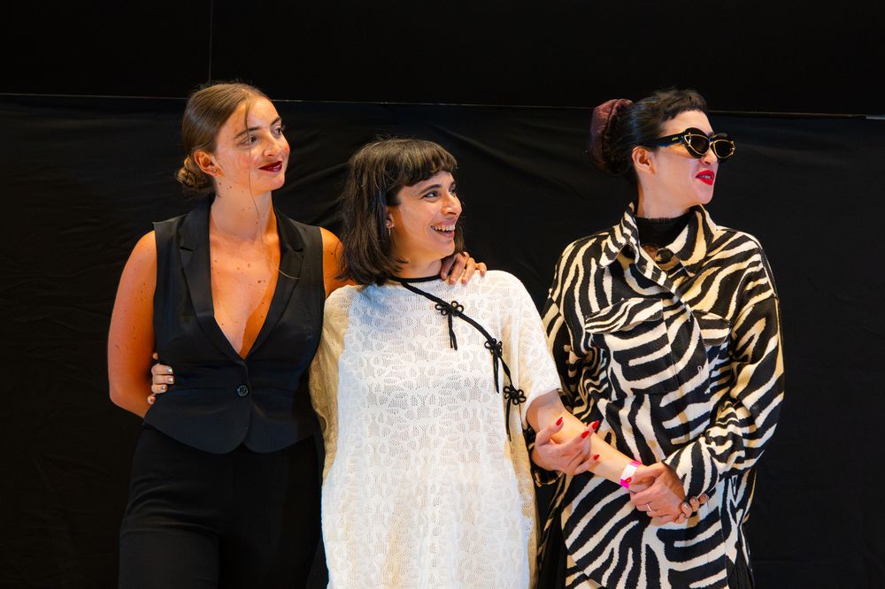 Lucía Garibaldi junto a Martina Paseggi y Sofía Gala Castiglione, protagonistas de Un futuro brillante, en su estreno en el JIIFF