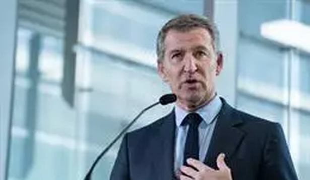 El presidente del PP, Alberto Núñez Feijóo, ofrece declaraciones a los medios durante su visita a la sede de la empresa Isdin.