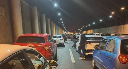 ACCIDENTE M40: El incendio de un coche provoca varios kilómetros de retenciones en Madrid