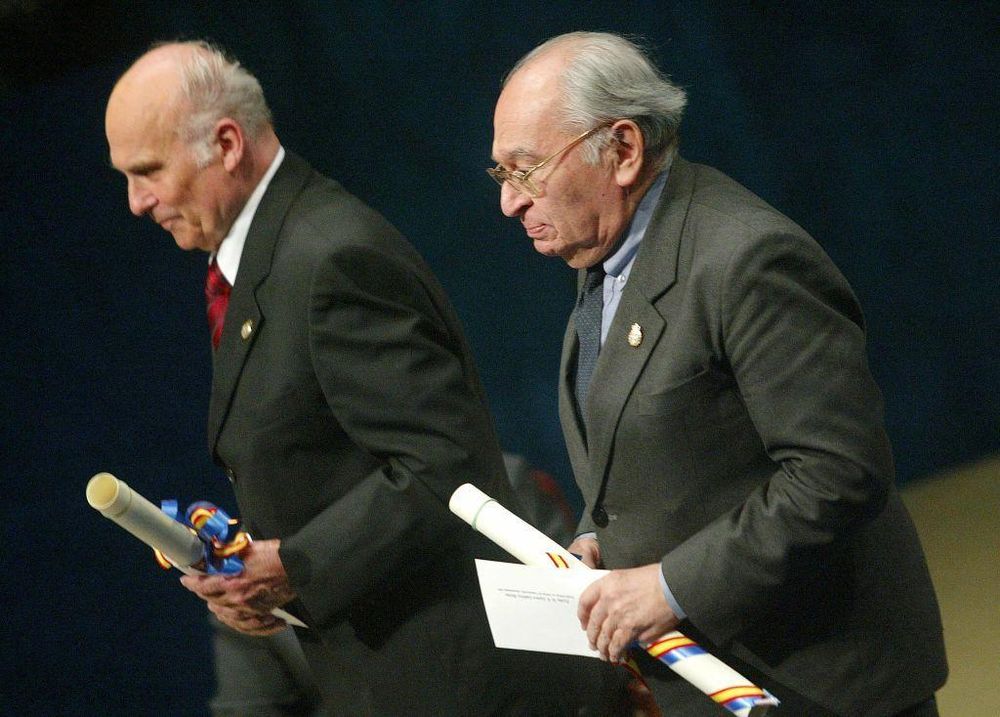 El periodista polaco Ryszard Kapuscinski (izquierda) junto a Gustavo Gutiérrez Merino recibiendo el Premio Princesa de Asturias en 2003.