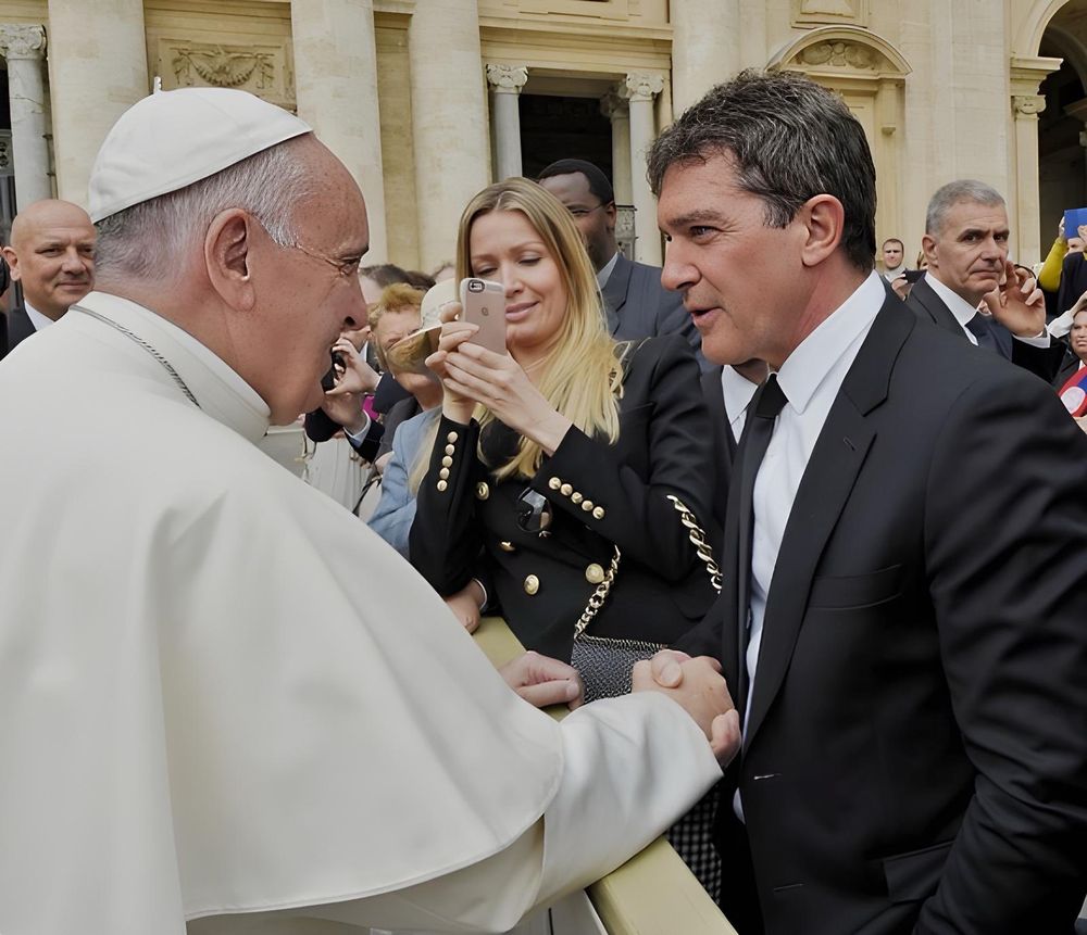 El papa Francisco con Antonio Banderas en la Plaza San Pedro, en Roma. TWITTER