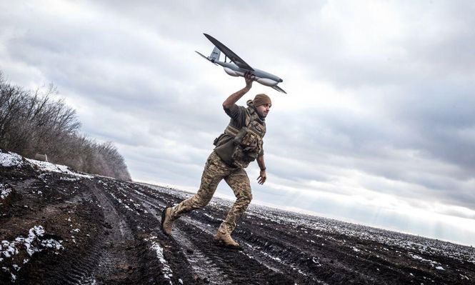 Un soldado ucraniano opera un dron de reconocimiento en el área de Pokrovsk.