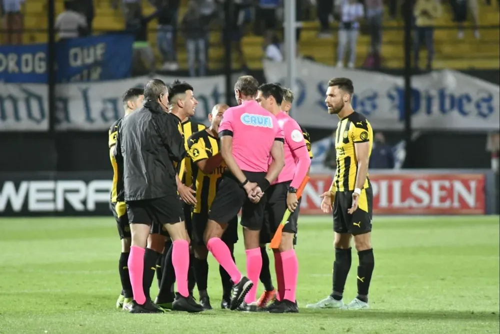 Walter Gargano le habla a Daniel Fedorczuk