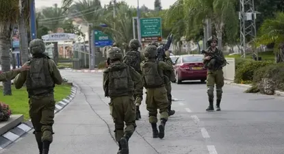 Soldados israleíes en la ciudad de Sderot.