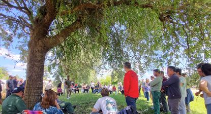 Lechería: paro de 24 horas este martes 3 en el sector industrial; en la foto, asamblea abierta en Melo con trabajadores de Coleme, de otros sindicatos, directivos de la FTIL y actores políticos del departamento.