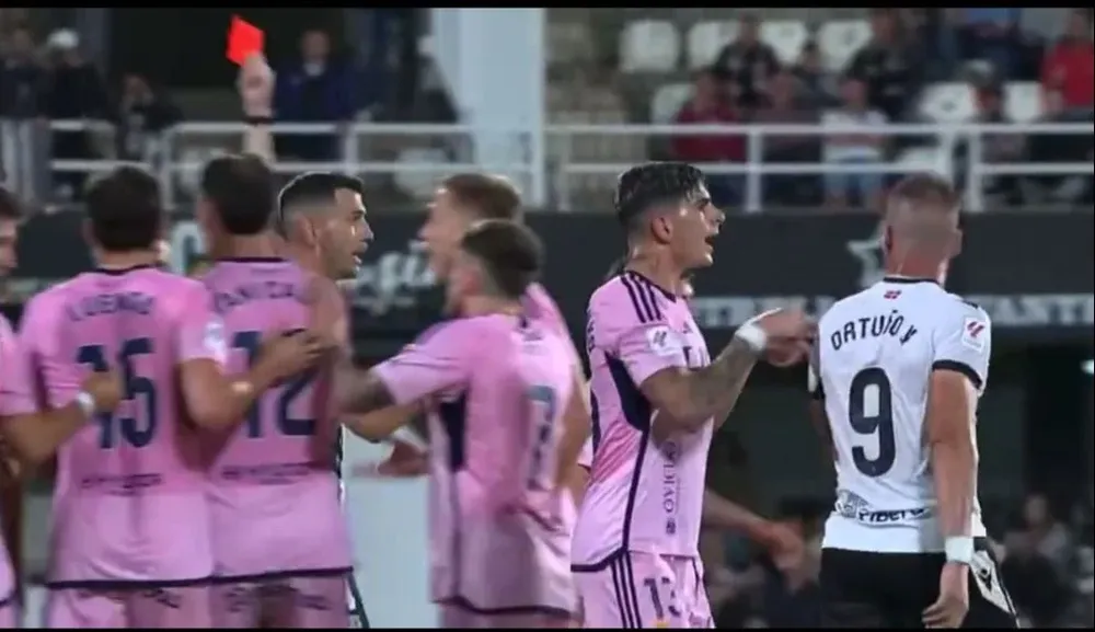 Santiago Homenchenko expulsado en Oviedo