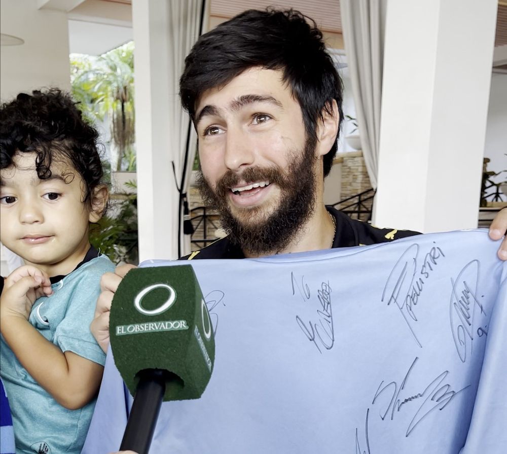 El hincha uruguayo que consiguió las firmas del plantel de la selección de Uruguay en la Copa América 2024