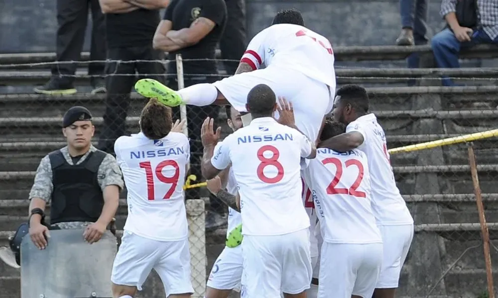 En el festejo del primer gol tricolor Diego Polenta saltó sobre sus compañeros y ocasionó un golpe en la nariz a Santiago Romero.