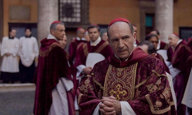Ralph Fiennes interpreta al cardenal Lawrence en este filme basado en la novela de Robert Harris.
