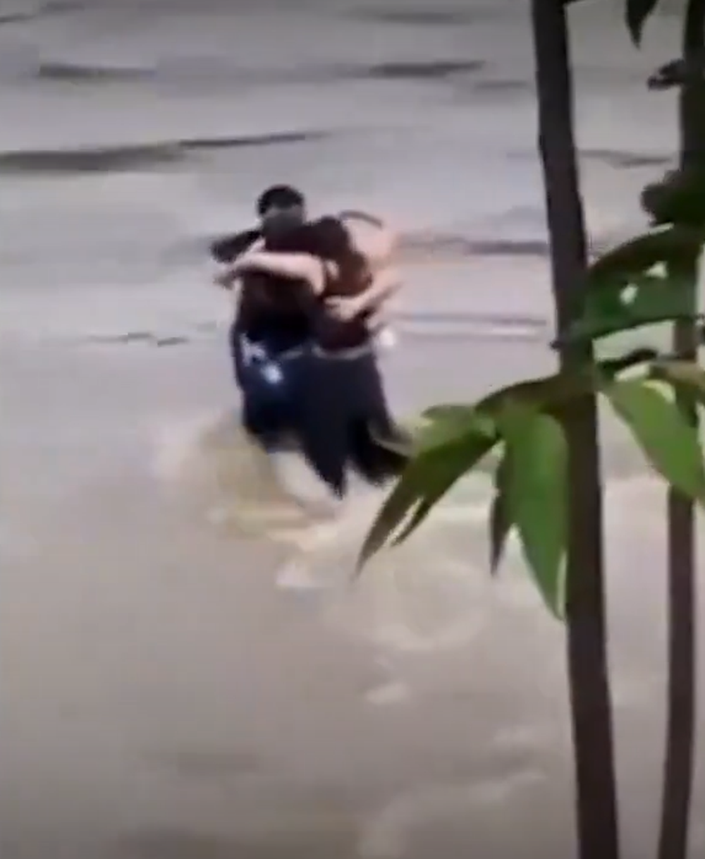 Captura del video de último abrazo entre los tres amigos&nbsp;