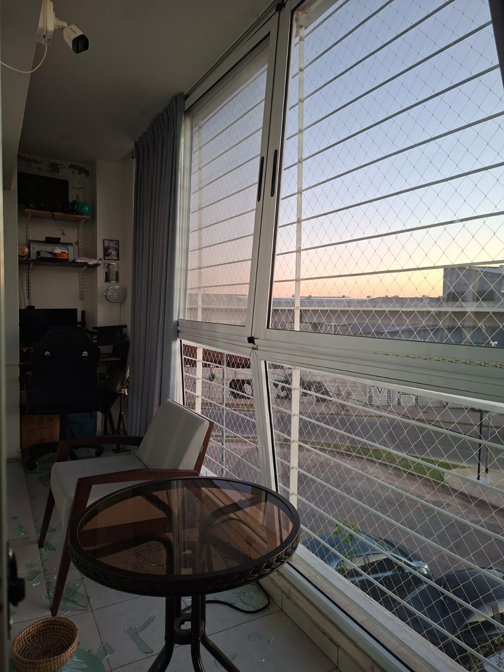 Ventana afectada por el derrumbe en Parque Patricios