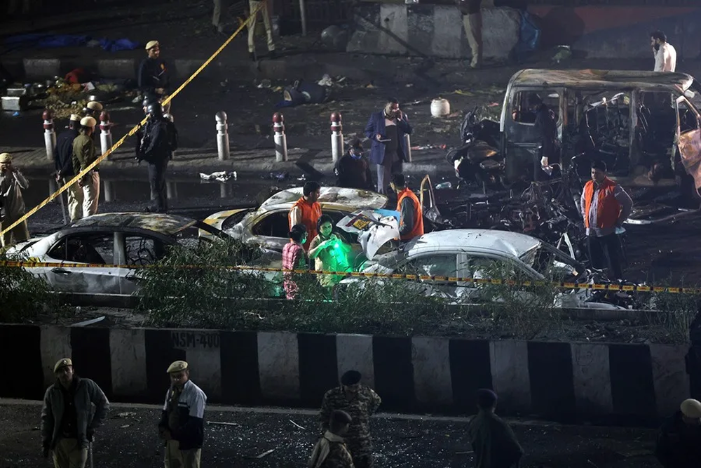 Agentes de la policía india inspeccionan el lugar de una explosión cerca del Fuerte Rojo en Nueva Delhi, India.&nbsp;