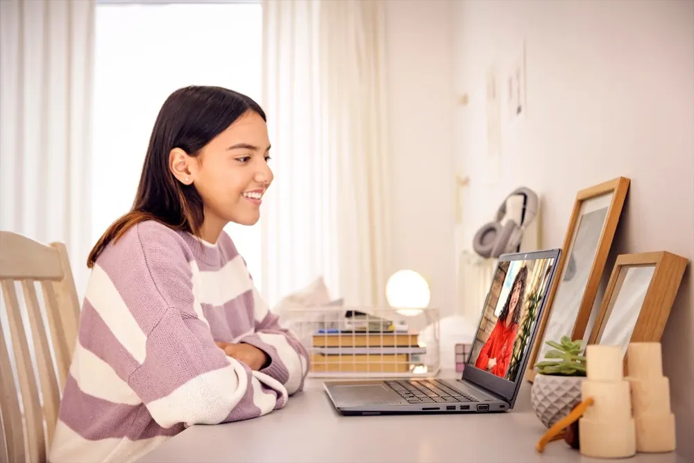 Estudiante delante de un ordenador portátil.