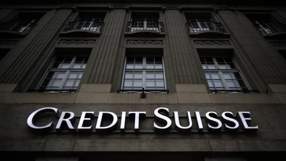 El derrumbe del Credit Suisse, atribuida a las “finanzas casino” y coronada escándalos de corrupción, amenazó con arrastrar al sistema bancario europeo.