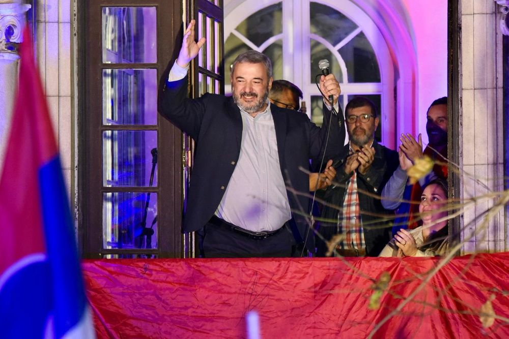 Mario Bergara es el nuevo intendente de Montevideo, festejos en la sede del Frente Amplio