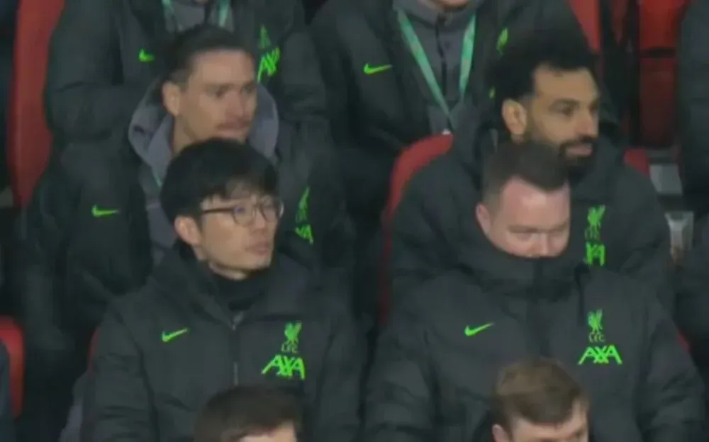 Darwin Núñez vio el partido al lado de Mohamed Salah y a partir de allí, ingresó a festejar a la cancha tras el gol de Liverpool a Chelsea que les dio el título de la Copa de la Liga Inglesa