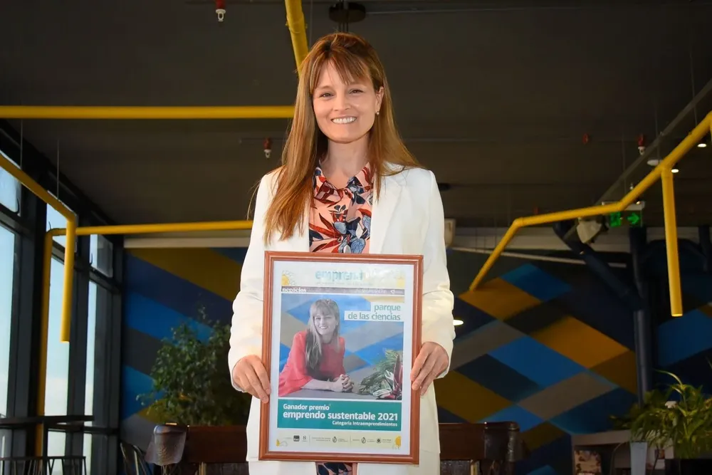 Fabiana Valiño recibe el premio de EmprendO Sustentable en nombre de Parque de las Ciencias