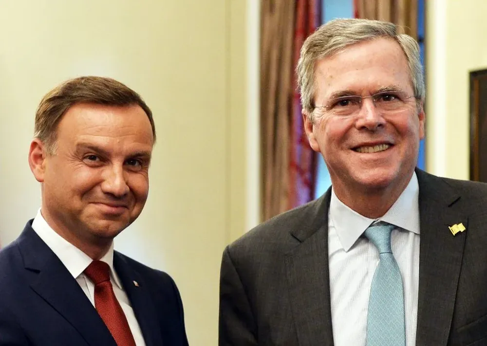 Jeb Bush a la derecha del presidente polaco Andrzej Duda en Varsovia este jueves