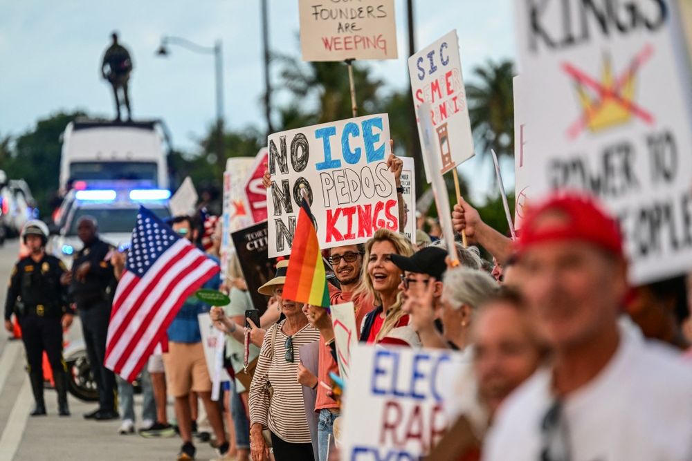Los manifestantes cerca del complejo Mar-a-Lago repudian el trabajo de ICE y hacen referencia al esc&aacute;ndalo de los archivos Epstein.
