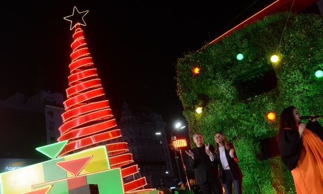 Jorge Macri encendió las luces de Navidad de la Ciudad frente al Obelisco.