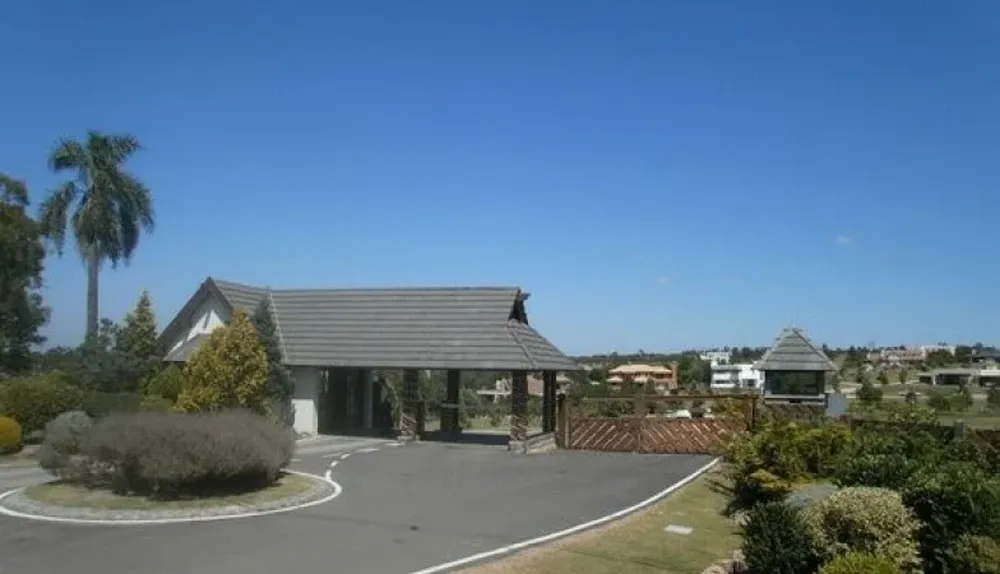 Acceso al barrio Privado llamado Club de Campo Carmel