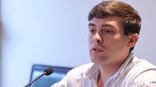 El edil Gonzalo Gómez en la conferencia de prensa de este lunes 28 de setiembre
