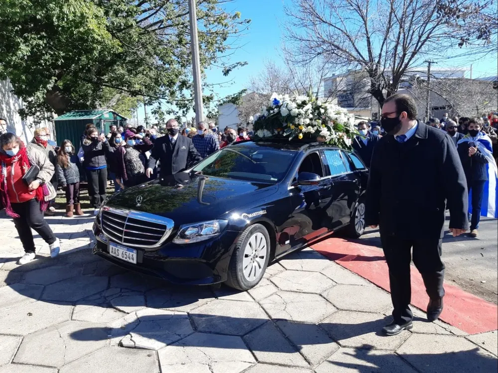Llegada del cortejo fúnebre al Cementerio Central de Paysandú