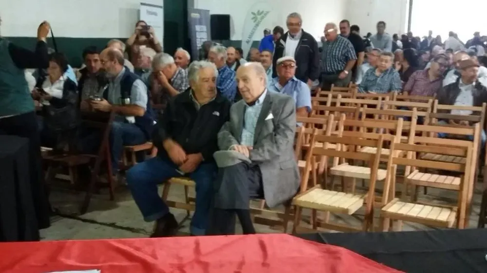 Los expresidentes José Mujica y Julio María Sanguinetti previo al inicio de la reunión lechera en Florida