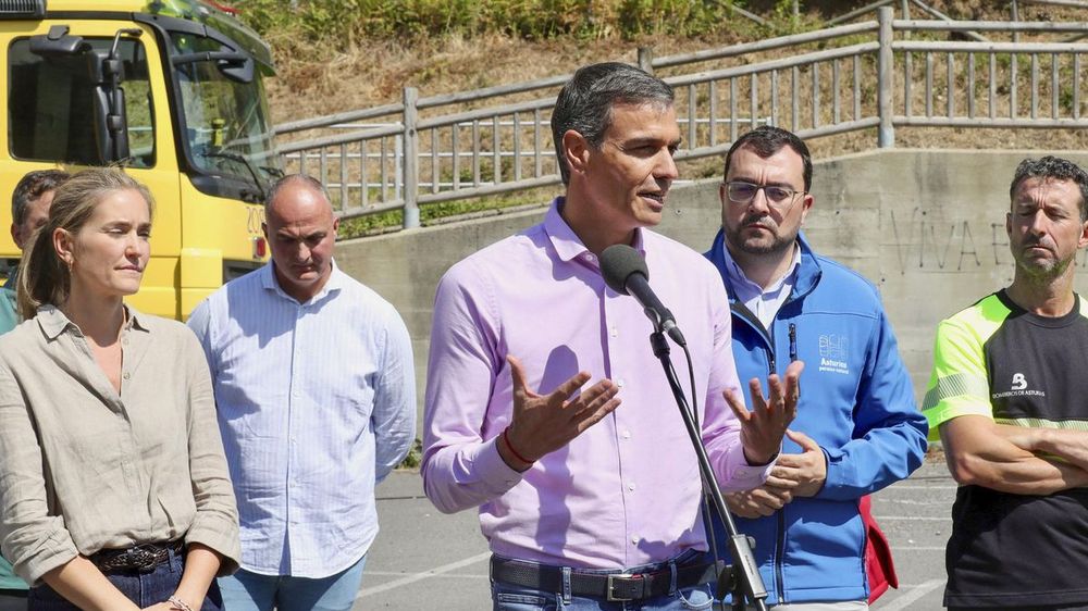 Pedro Sánchez en el puesto de mando de avanzado en Degaña, Asturias.
