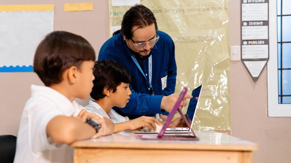 La IA puede funcionar como asistentes de los docentes en el proceso de aprendizaje de los más chicos.